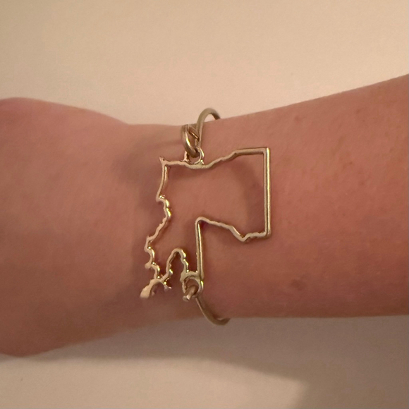 New Anna & Ava Louisiana State Outline Bangle Bracelet Gold One Size NWT LA ULL - Picture 3 of 3